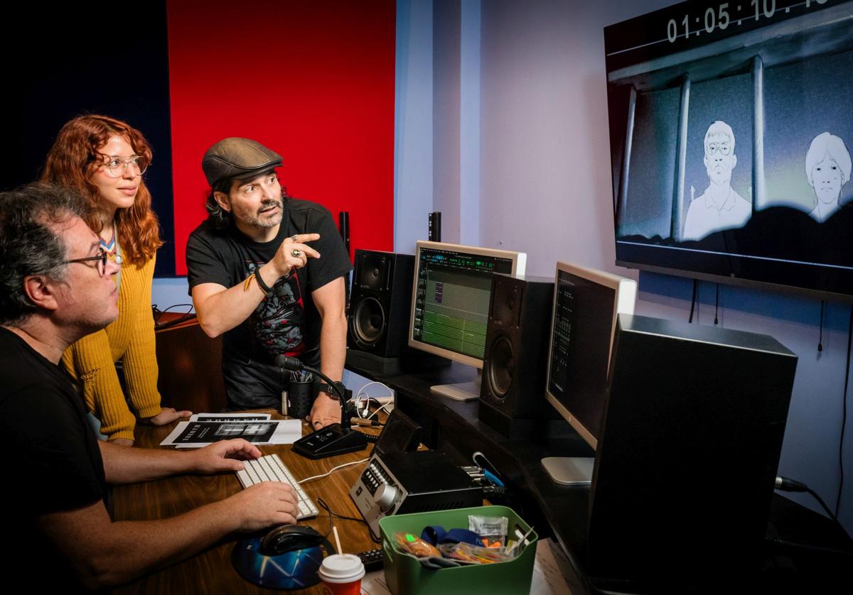 Martín Guridi, en los estudios Sonora, junto a Mary Alexandra Fernández e Imanol Ortiz, coguionistas de 'Hambre' ('Gosea').